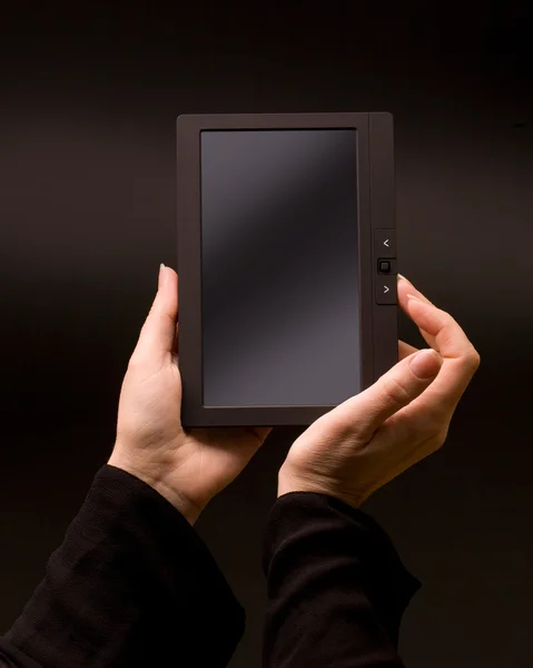 Manos sosteniendo la tableta PC —  Fotos de Stock