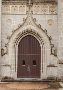 süslü kilise kapısına