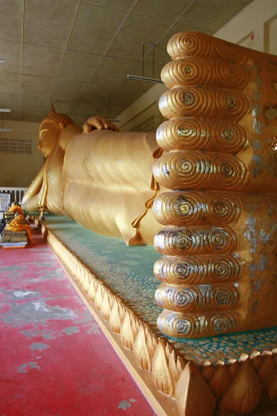 Golden Reclining Buddha — Stock Photo, Image