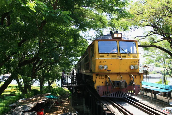 Il treno sul fiume Kwai, Thailandia — Foto Stock