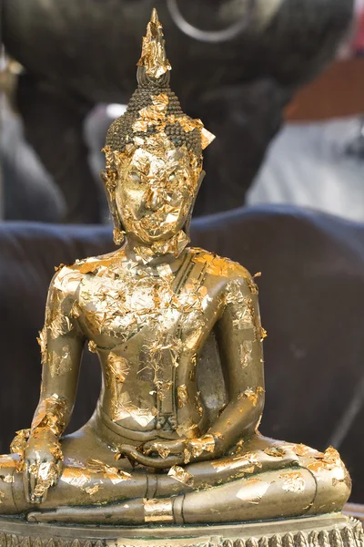 金の葉で覆われている仏像 — ストック写真