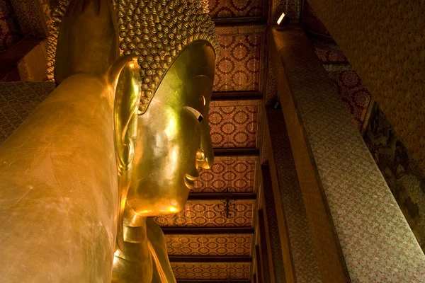 Statue dorée de Bouddha couché — Photo