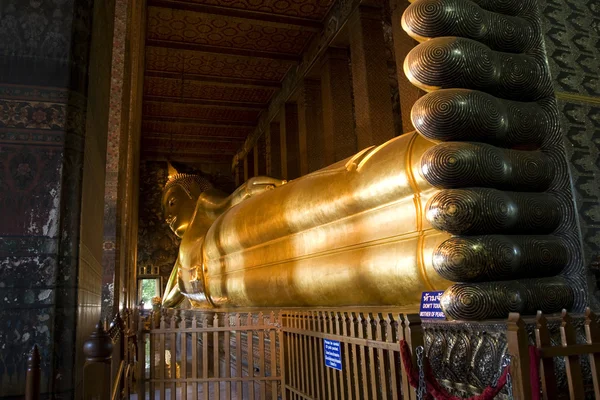 Gouden standbeeld van de liggende Boeddha — Stockfoto