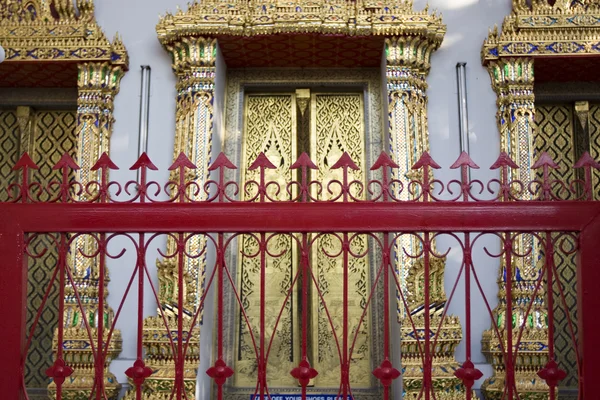 Dveře v chrámu wat pho, bangkok, Thajsko — Stock fotografie