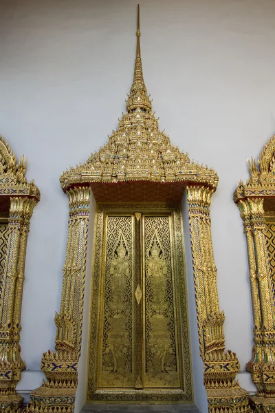 ワット ・ プラチェートゥポンウィモンマンカラーラーム寺院のドア — ストック写真