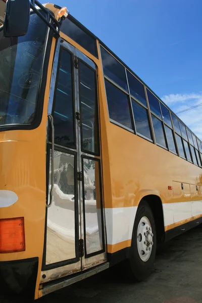 Żółty autobus — Zdjęcie stockowe