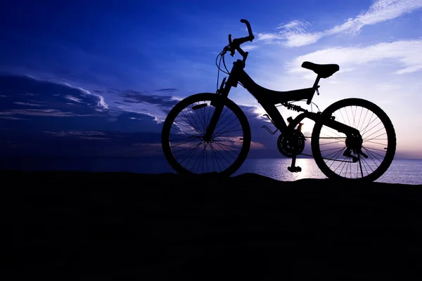 Silhouette eines Fahrrads am Strand — Stockfoto