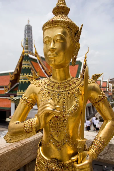 Standbeeld in grote paleis in bangkok — Stockfoto