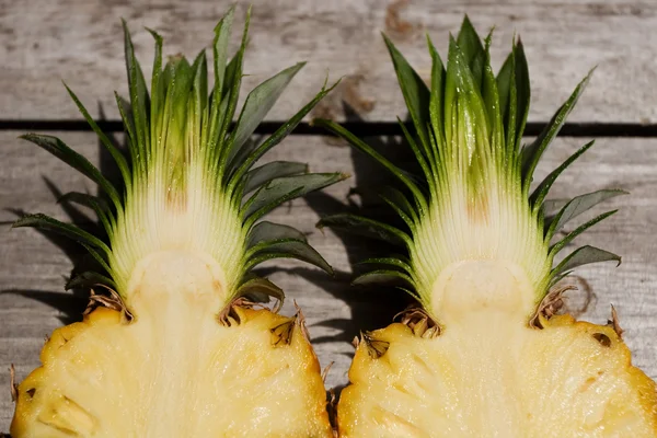 Dojrzałe owoce ananasa — Zdjęcie stockowe