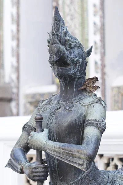 Статуя демоном в ВАТ Смарагдового Будди, Бангкок — стокове фото