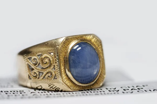 Παλιά χρυσό δαχτυλίδι — Φωτογραφία Αρχείου