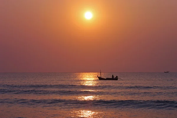 Einsames Boot im Meer unter Sonnenuntergang — Stockfoto