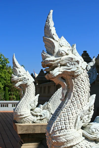 Beyaz yılan heykeli — Stok fotoğraf