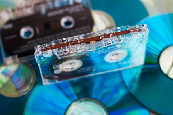 Cinta cassette con discos CD — Foto de Stock