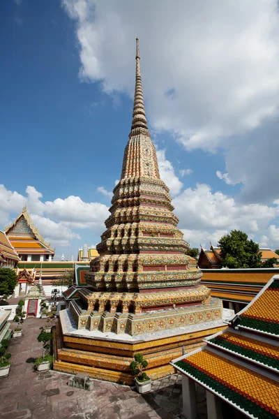 在佛寺中的正宗泰式建筑 — 图库照片