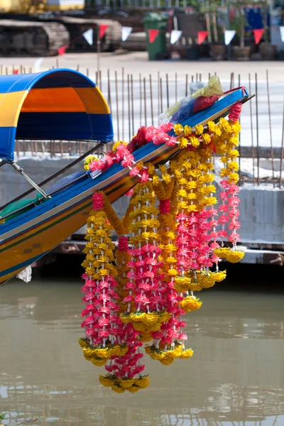 Fleurs sur un bateau à longue queue, Bangkok — Photo