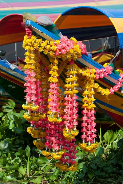 Flores em um barco de cauda longa, Bangkok — Fotografia de Stock