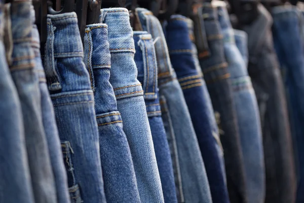 Fila di jeans blu appesi — Foto Stock