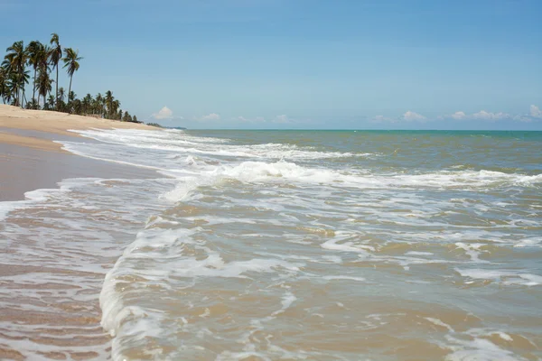 Волна на песке и синем море Стоковое Изображение