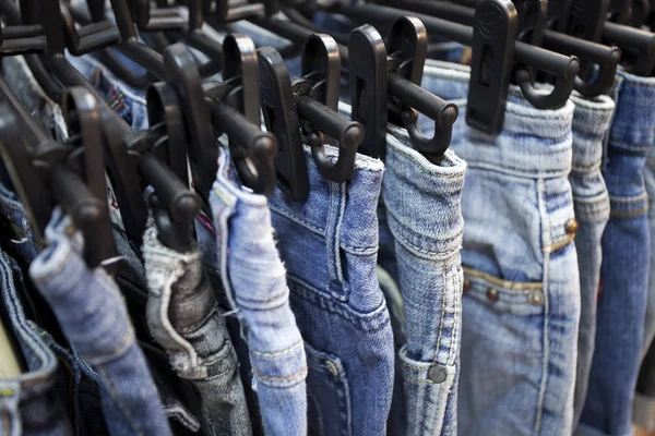 Jeans auf Kleiderbügeln — Stockfoto