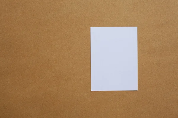 Kahverengi kağıt boş beyaz kağıt — Stok fotoğraf