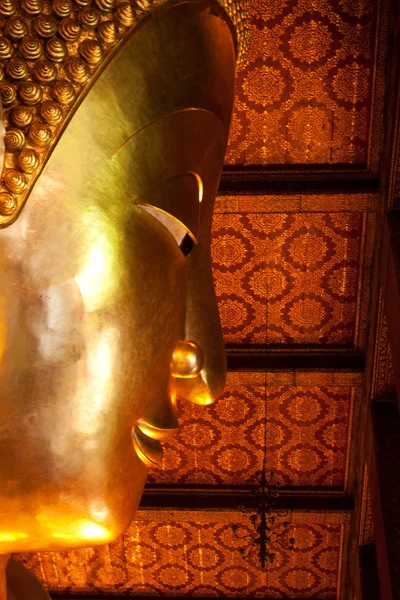 Reclining 부처님의 황금 동상 — 스톡 사진