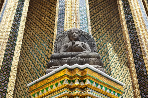 Статуя на территории Большого дворца в Бангкоке — стоковое фото