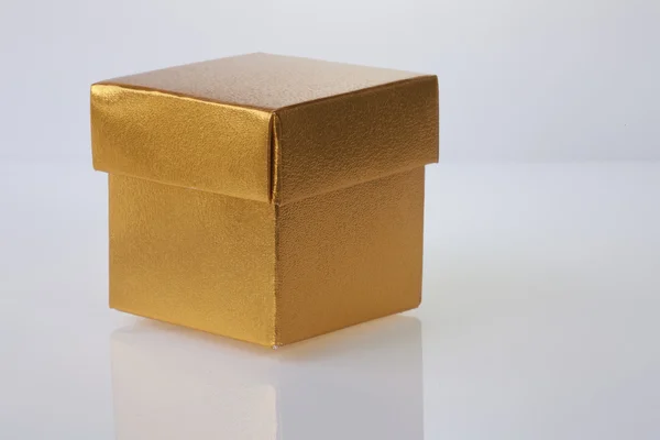 Altın hediye kutusu — Stok fotoğraf