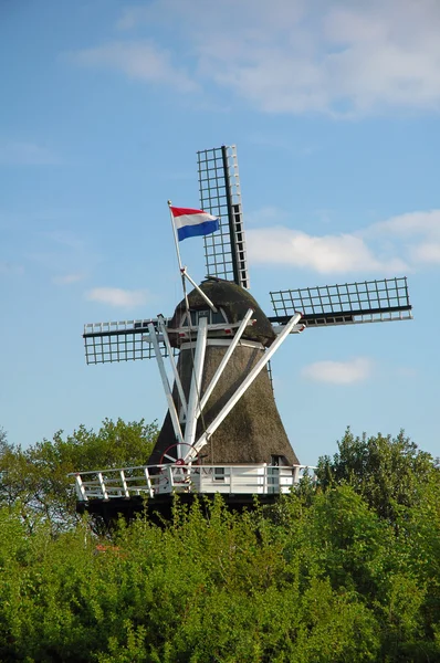 Moulin à vent avec drapeau — Photo