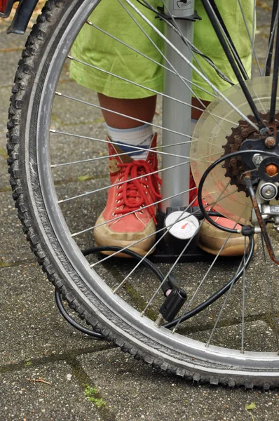 Bombeo de neumáticos de bicicleta — Foto de Stock