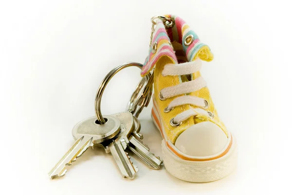 Ключ и обувь — стоковое фото