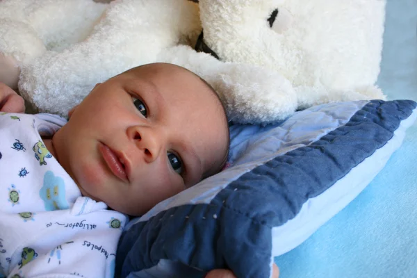Bebé y oso —  Fotos de Stock
