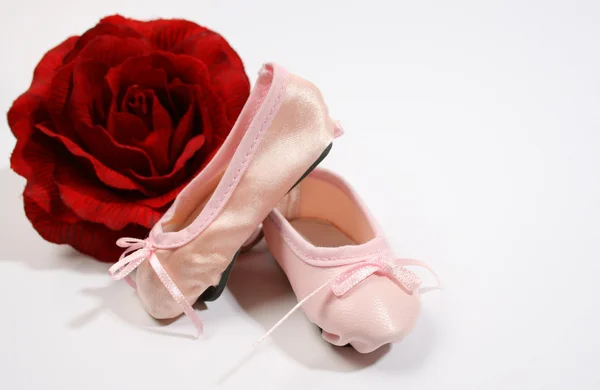 Ballet schoenen en rose — Stockfoto