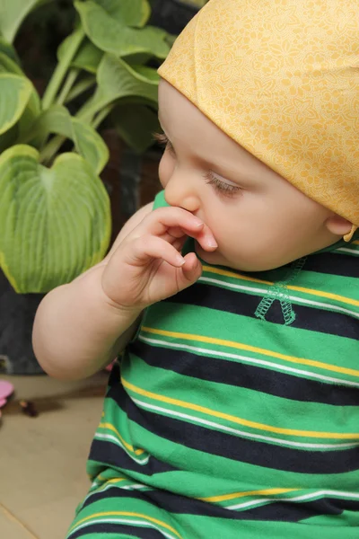 Baby in tuin — Stockfoto