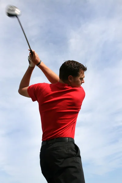 Junger Golfer mit Fahrer — Stockfoto