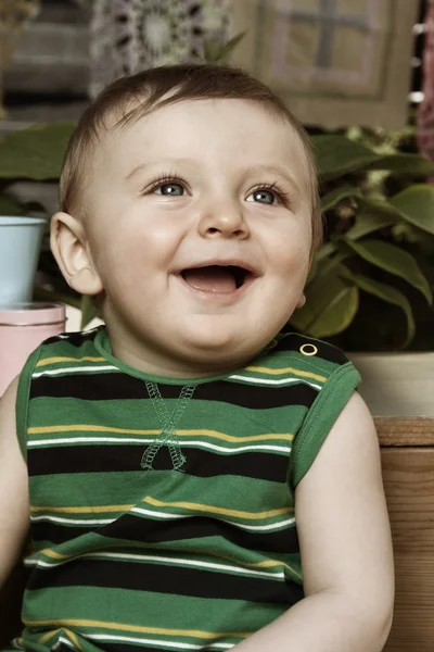 Baby in tuin — Stockfoto