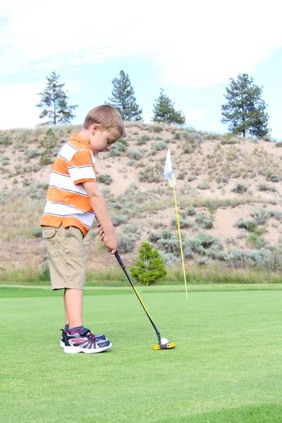 Молодой гольфист — стоковое фото