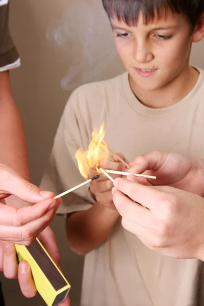 Jugando con fuego — Foto de Stock