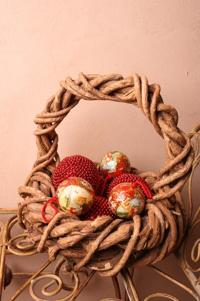 Рождественская корзина с яйцами — стоковое фото