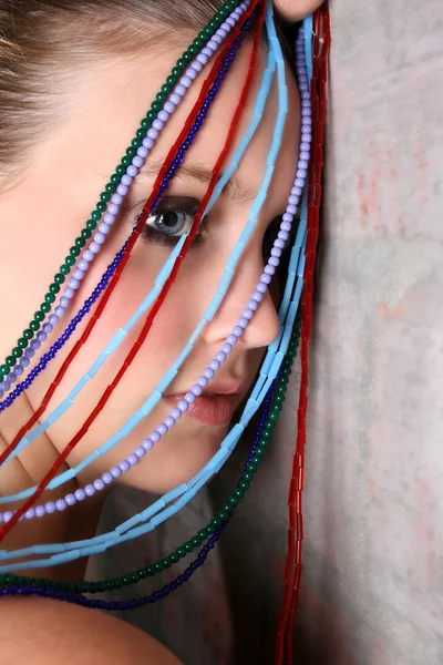 Kvinnlig modell med pärlor — Stockfoto