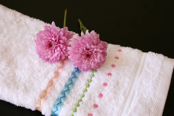 Asciugamano con rosa — Foto Stock