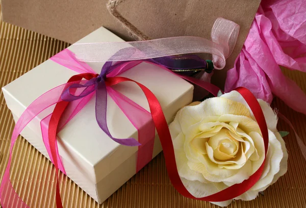 Geschenke und Rose — Stockfoto