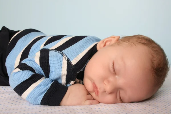Спящий мальчик — стоковое фото