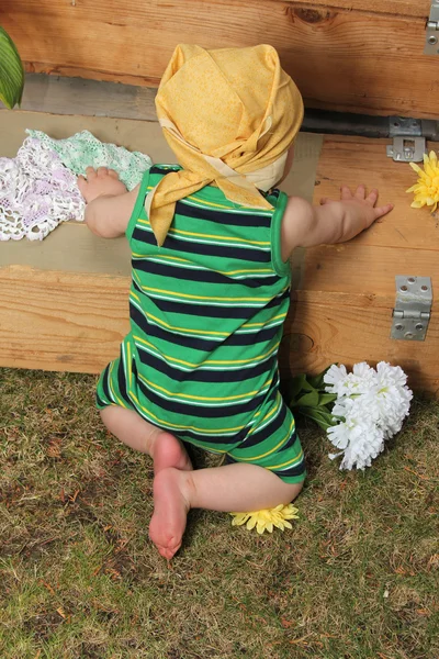 Baby im Garten — Stockfoto