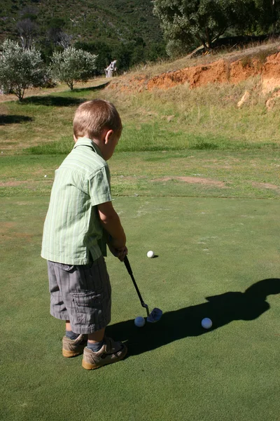 Criança no campo de golfe — Fotografia de Stock