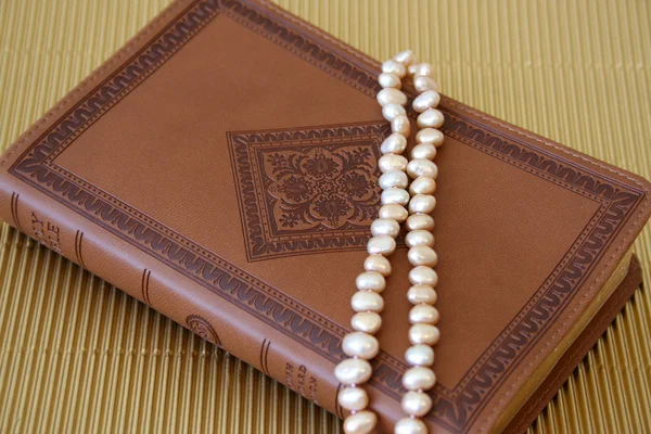 Pearls on leather — Stock Photo, Image