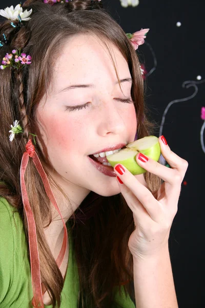 Meisje eten apple — Stockfoto