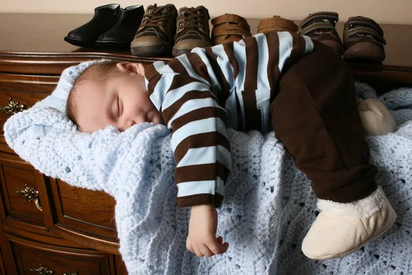 Slapende babyjongen — Stockfoto