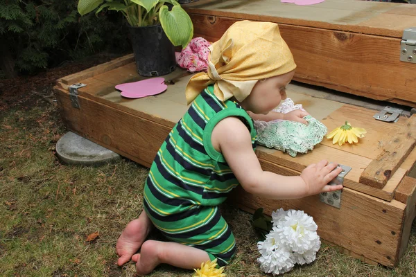 Dítě v zahradě — Stock fotografie