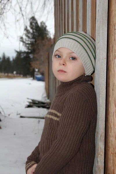Зимний мальчик — стоковое фото